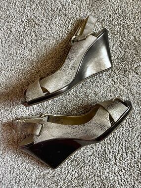 Women's Open Toe Kenneth Cole Reaction Silver Gold Metallic Wedges Size 7.5